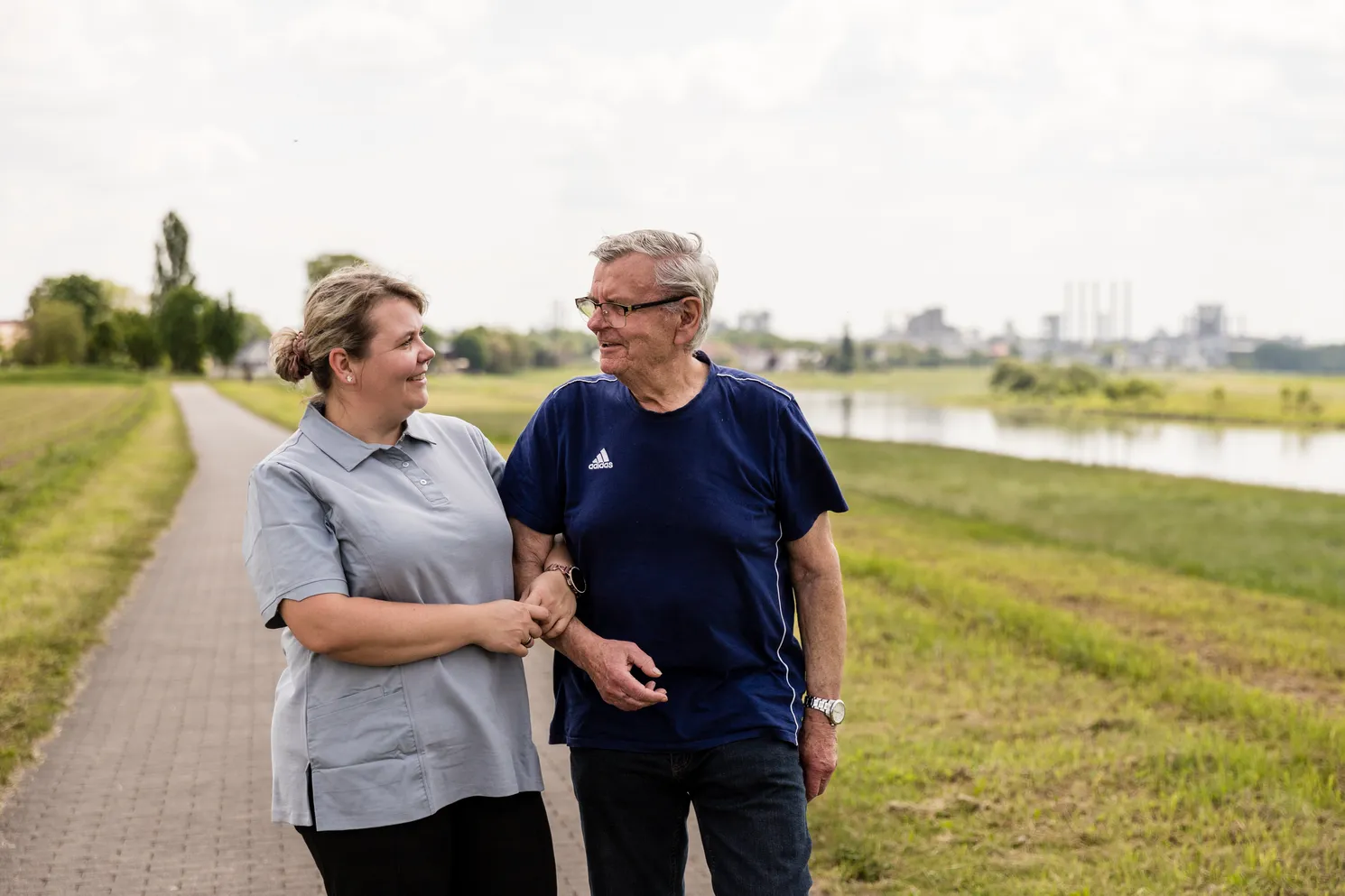 Katja, Pflegedienstleitung von Lebensanker Pflege, im Gespräch mit einer Klientin in deren Zuhause in Glaubitz bei Riesa